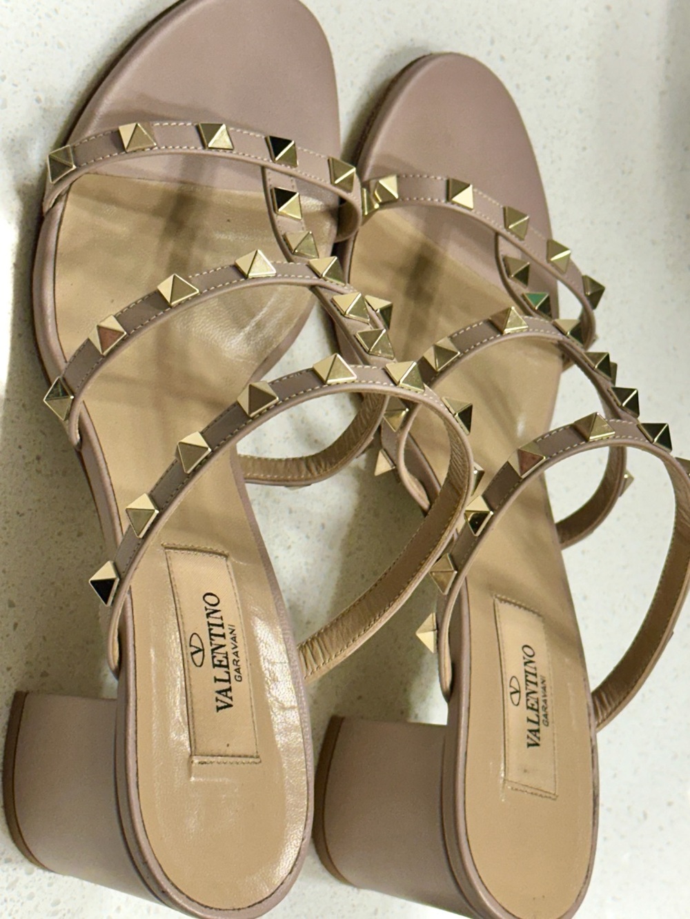 Valentino Garavani Beige Leather Pyramid-Stud Slide Sandal - Picture 4 of 11